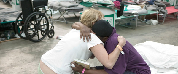 Una trabajadora de apoyo consuela a una víctima del desastre del huracán Katrina.